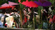 Les geisha rendent visite en petit groupe aux commerçants du quartier de Gion
