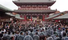 Each year, the Sanja Matsuri draws a huge crowd in the Sensôju, the temple of Asakusa.