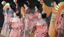 Kamogawaodori is a geisha performances, apprentices and confirmed in Pontocho Kaburenjo theater in Kyoto.