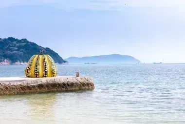 La citrouille jaune de Yayoi Kusama, symbole de Naoshima, l'île artistique dans la mer intérieure du Japon