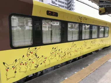 El exterior del tren está decorado con pikachus