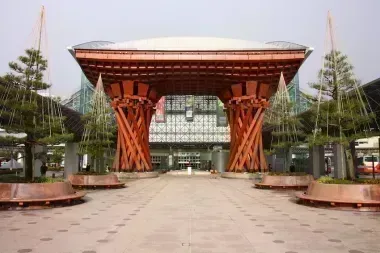 Puerta torii de la estación de Kanazawa