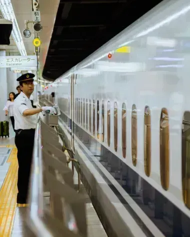 Zugpersonal vor einem Shinkansen