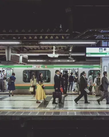 Individus circulant sur le quai avec métro de Tokyo à l'arrêt