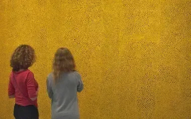 Femmes observant un tableau de la collection Infinity Nets de Yayoi Kusama