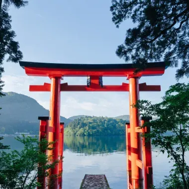Torii donnant sur le lac à Hakone