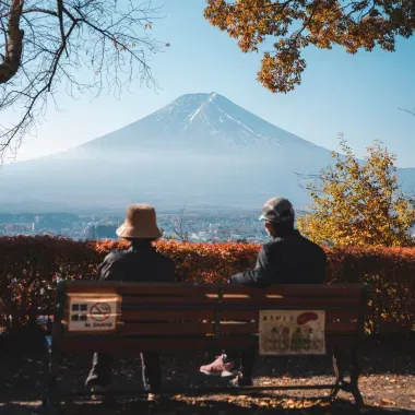 Coule assis sur un banc observant le Mont Fuji