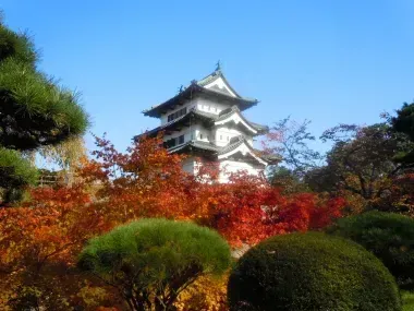 Château d'Hirosaki au début de la saison de momiji