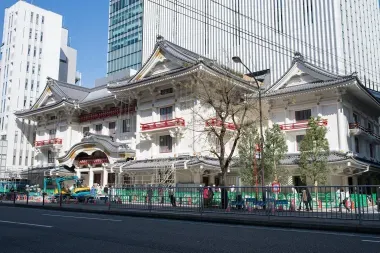 La facciata del nuovo teatro kabuki (Kabuki-za) a Ginza.