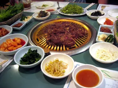Le barbecue coréen, kimbap, bulgogi ou encore bibimbap, toutes les merveilles que propose la cuisine coréenne se retrouvent à Shin-Okubo (Tokyo).