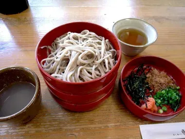 El wanko-soba, un ritual culinario de Morioka que consiste en comer el mayor número de boles de fideos posible