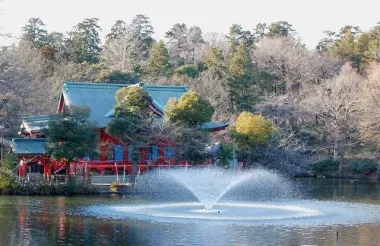 En plus des canards et des pédalos, le jardin Inokashira abrite un petit temple dédié à la déesse de l’amour Benzaiten.