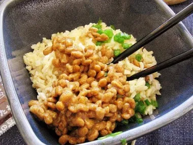 Un bol de riz avec du nattô
