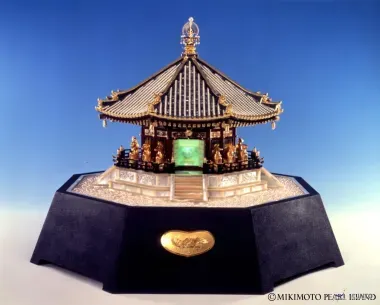 Une pagode richement décorée de perles, exposée au musée Mikimoto.