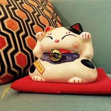Le plus puissant des maneki-neko : le chat tricolore aux deux pattes levées