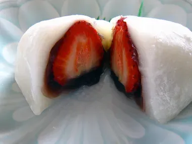 Le ichigo daifuku contient une fraise entière entourée de anko