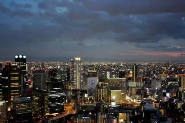 La vue de nuit depuis l'Umeda sky building à Osaka