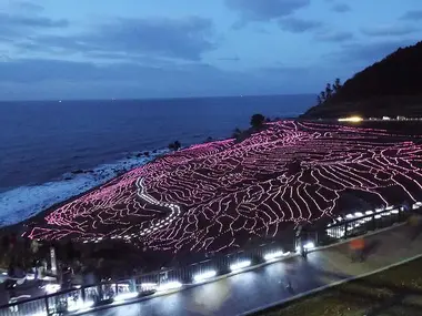 Les rizières en terrasse "Senmaida", illuminées de nuit