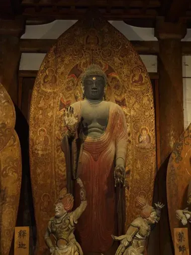 La statue de Shaka-Nyorai représente le fondateur du bouddhisme.