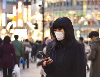 Personne portant un masque chirurgical au Japon