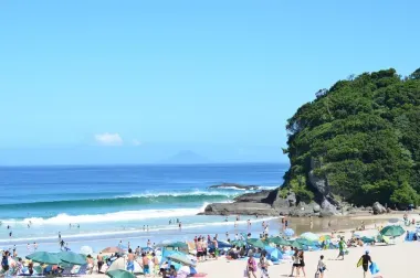 Les plages de Shimoda attirent beaucoup de monde