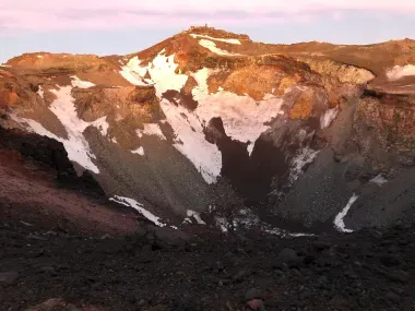 L'immense cratère du volcan