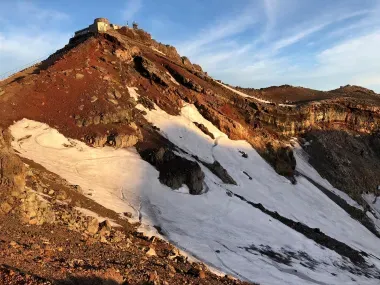 Le contraste magnifique entre la roche, le ciel et la neige