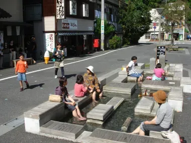 On trouve même des ashiyu en pleine rue ! Ici à Atami, ville réputée pour ses onsen