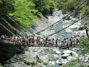 Le pont Kazura dans la vallée de Iya