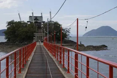 Le pont menant au sanctuaire de Tsushima dans la préfecture de Kagawa