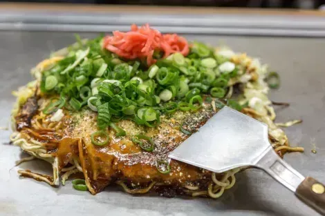 Okonomiyaki tradicional japonés, panqueque salado