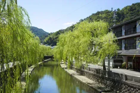 Agradable canal en el centro de Kinosaki onsen village, Japón