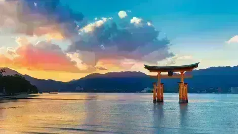 Esta puerta "torii" se encuentra a la entrada de la isla Miyajima frente a la costa de Hiroshima