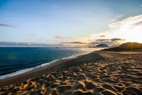 Amanecer en las dunas de arena de Tottori, un pequeño desierto único en Japón