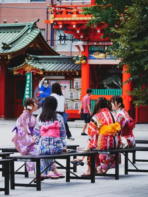Jeunes filles portant un Yukata au sanctuaire Kanda Myoujin, Tokyo