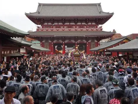 Ogni anno, il Sanja Matsuri attira una grande folla nel Sensôju, il tempio di Asakusa.