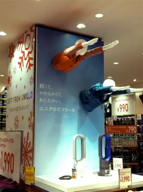 Les boutiques Uniqlo et Bic Camera, deux enseignes créatrices ont créées une boutique hybride très originale: Bicqlo à Shinjuku.