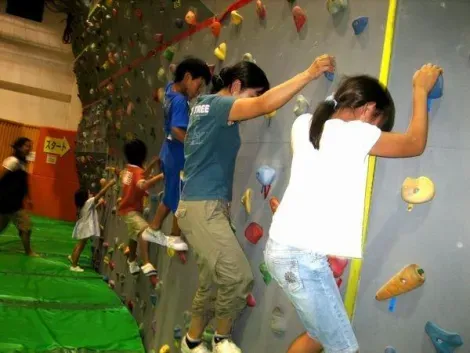 Le mur d'escalade, un des nombreux espaces de jeux qui composent le Château des enfants à Tokyo.