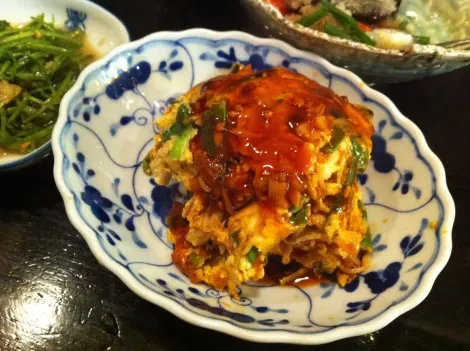 I piccoli ristoranti di Ebisu Yokocho servono tutti esclusivamente piatti della cucina giapponese, come il pesce, sashimi, tempura o okonomiyaki.