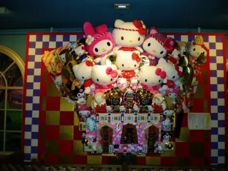 Hello Kitty a été créée irpar Yuko Shimizu en 1974. Inspée par les monde de Caroll Lewis, elle est aujourd'hui l'une des figures les plus connues du monde.