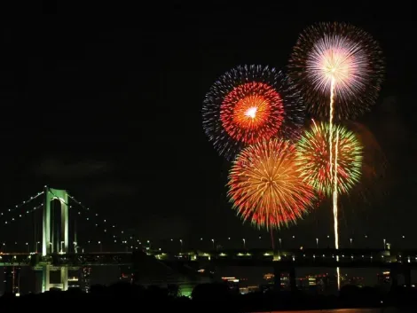 Pour le feu d'artifice de la baie de Tokyo, plus de 10000 fusées sont lancées près du Rainbow Bridge à Odaiba.