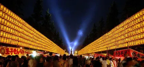 A mediados de julio, el Mitama Matsuri ilumina y anima el tranquilo Yasukuni Jinja.