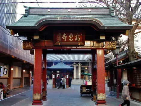 The Buddhist temple Koganji of the Soto Zen sect in the district of Sugamo in Tokyo is particularly famous for its statue of Jizo Togenuki.
