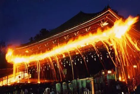 El fuego de la ceremonia de Omizutori.