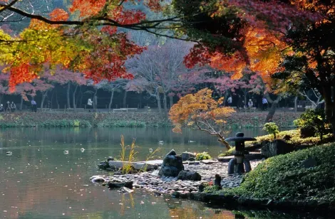 D'après la loi japonaise, le koishikawa Koraku-en est un « lieu remarquable par la beauté des paysages » ainsi qu'un « site historique remarquable ».
