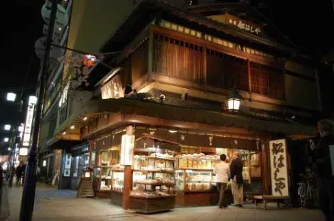 Fachada de madera de la tienda Funahashiya.