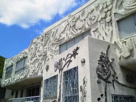 La facciata del Museo di Belle Arti Insho Domoto a Kyoto.
