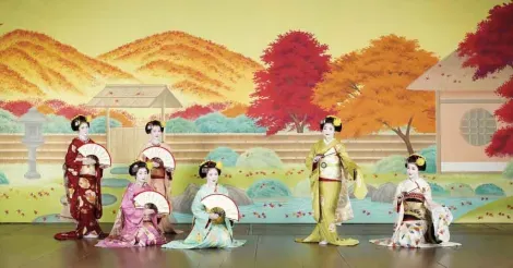 Spectacle de geishas, pendant le Gion Odori. 