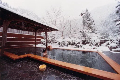 Baño al aire libre durante el invierno, Onsen Kurama.
