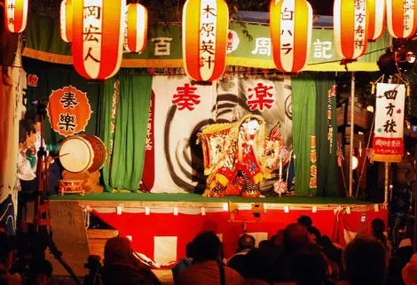 Espectáculo de Kagura en el santuario Ikari Jinja de Hiroshima.